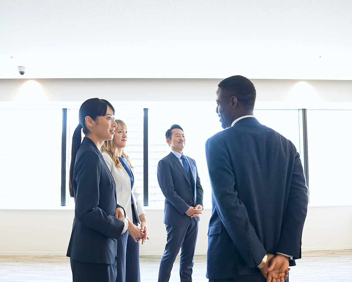 Gruppe von Geschäftsleuten aus verschiedenen Ländern vor einem Business-Meeting - Lokalisierung und Internationalisierung - HAGENLOCHER PR